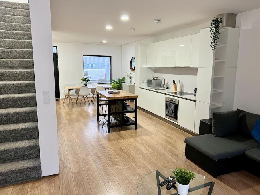 Large Townhouse 5 Beds With Two Parking Spaces - Manchester City Centre Bagian luar foto